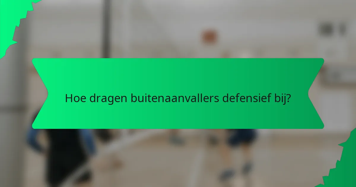 Hoe dragen buitenaanvallers defensief bij?